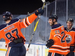 Connor McDavid a Leon Draisaitl sa tešia z gólu v drese Edmonton Oilers.