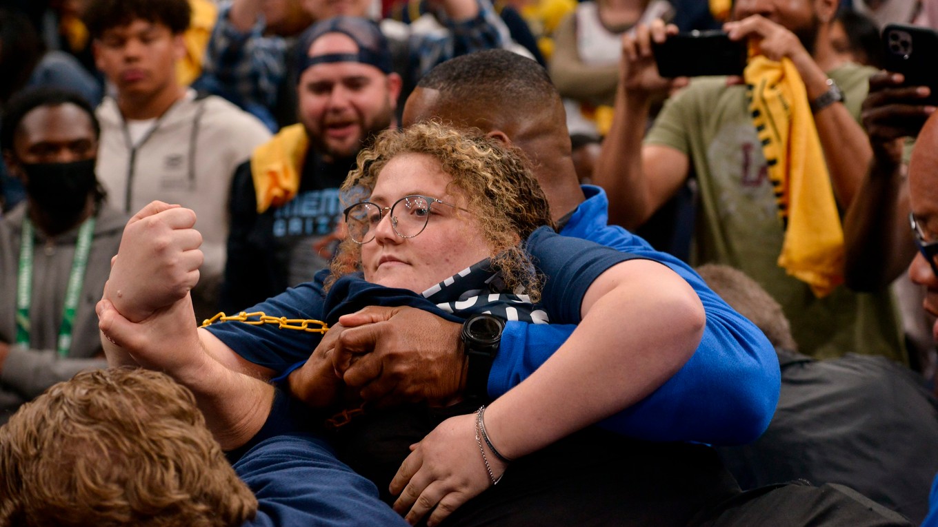 Aktivistka sa pripútala reťazou ku konštrukcii koša počas zápasu NBA Memphis Grizzlies - Minnesota Timberwolves.