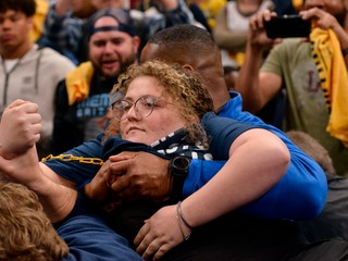 Aktivistka sa pripútala reťazou ku konštrukcii koša počas zápasu NBA Memphis Grizzlies - Minnesota Timberwolves.