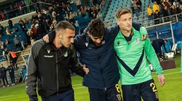 Zranený Ali Gholizadeh (v strede)