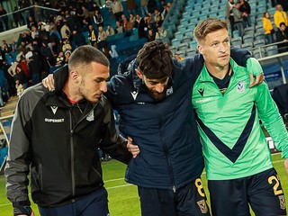 Zranený Ali Gholizadeh (v strede)