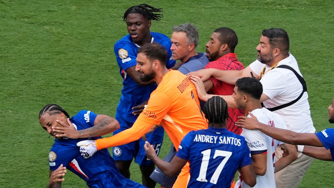 Joao Pedro z Chelsea dostal facku od tréner PSG Luisa Enriqueho.
