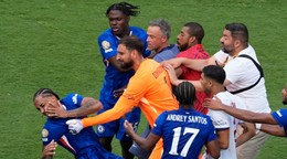 Joao Pedro z Chelsea dostal facku od tréner PSG Luisa Enriqueho.