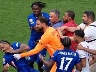 Joao Pedro z Chelsea dostal facku od tréner PSG Luisa Enriqueho.