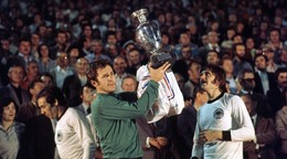 Brankár Ivo Viktor s trofejou pre majstrov Európy 1976, vpravo Jozef Čapkovič, vľavo Jozef Móder.