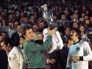 Brankár Ivo Viktor s trofejou pre majstrov Európy 1976, vpravo Jozef Čapkovič, vľavo Jozef Móder.