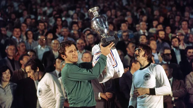 Brankár Ivo Viktor s trofejou pre majstrov Európy 1976, vpravo Jozef Čapkovič, vľavo Jozef Móder.