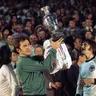 Brankár Ivo Viktor s trofejou pre majstrov Európy 1976, vpravo Jozef Čapkovič, vľavo Jozef Móder.