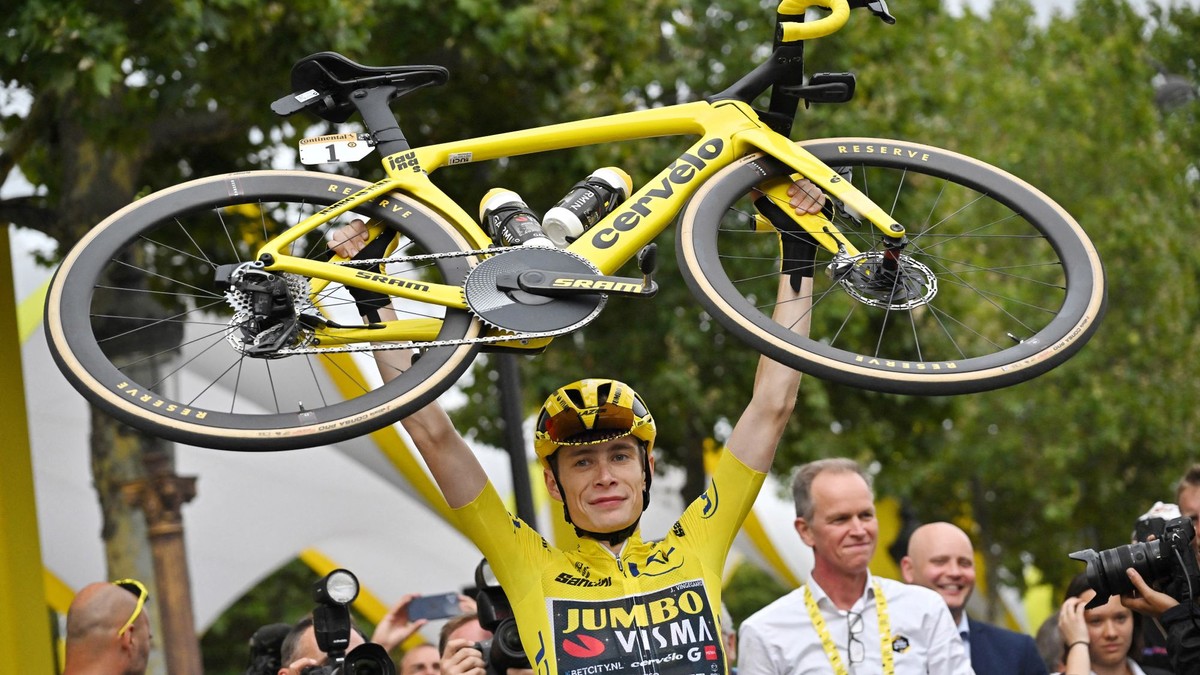 Dánsky cyklista Jonas Vingegaard po triumfe na Tour de France 2023.
