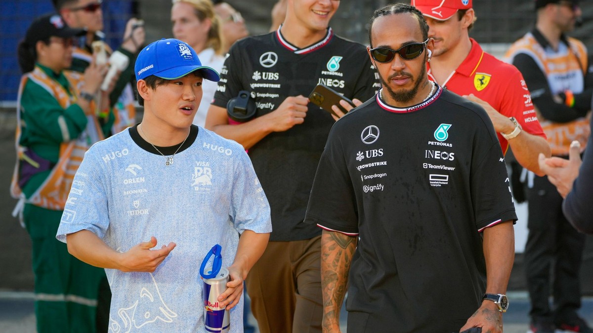 Lewis Hamilton a Júki Cunoda. 