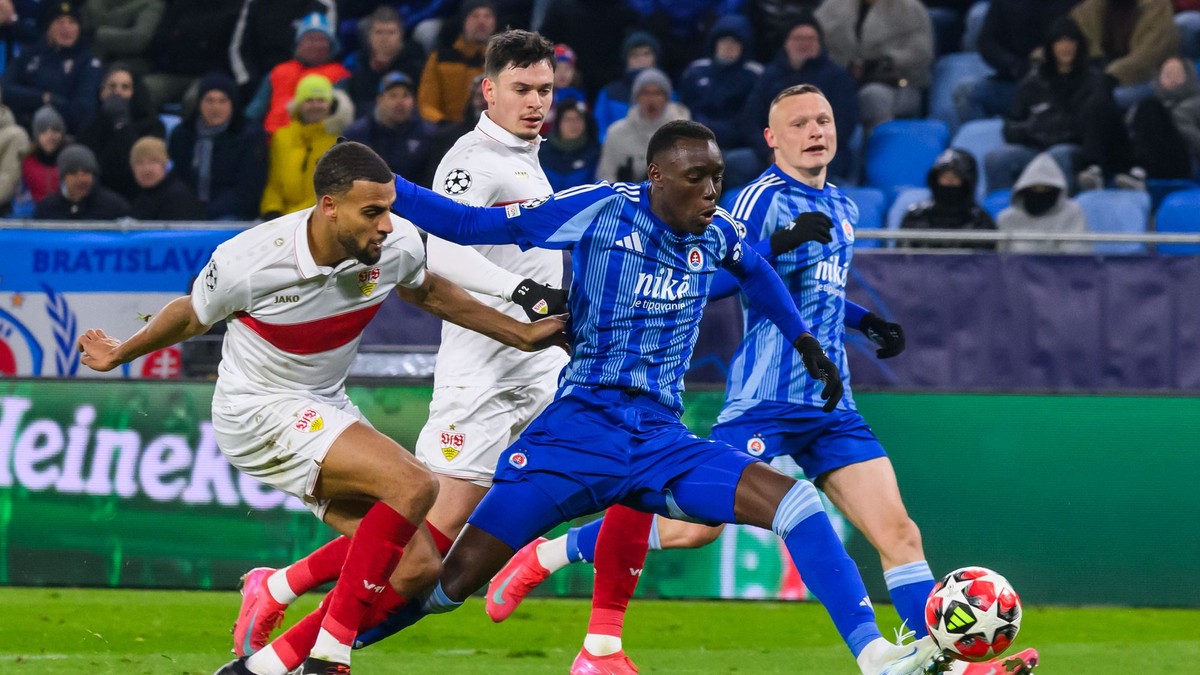 Idjessi Metsoko (Slovan) dáva gól a Josha Vagnaman (Stuttgart) v zápase 7. kola ligovej fázy Ligy majstrov vo futbale ŠK Slovan Bratislava - VfB Stuttgart.