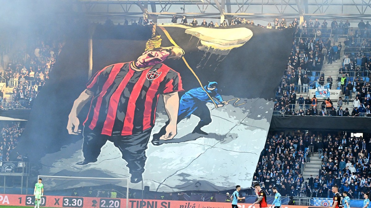 Na snímke transparent v sektore fanúšikov Slovana v 5. kole nadstavbovej časti Niké ligy skupiny o titul ŠK Slovan Bratislava - FC Spartak Trnava.