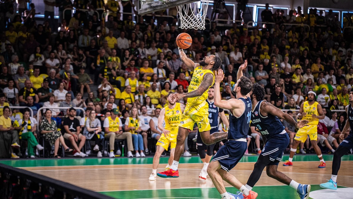 Momentka z piateho finále medzi Patrioti Levice a BC SLOVAN Bratislava.