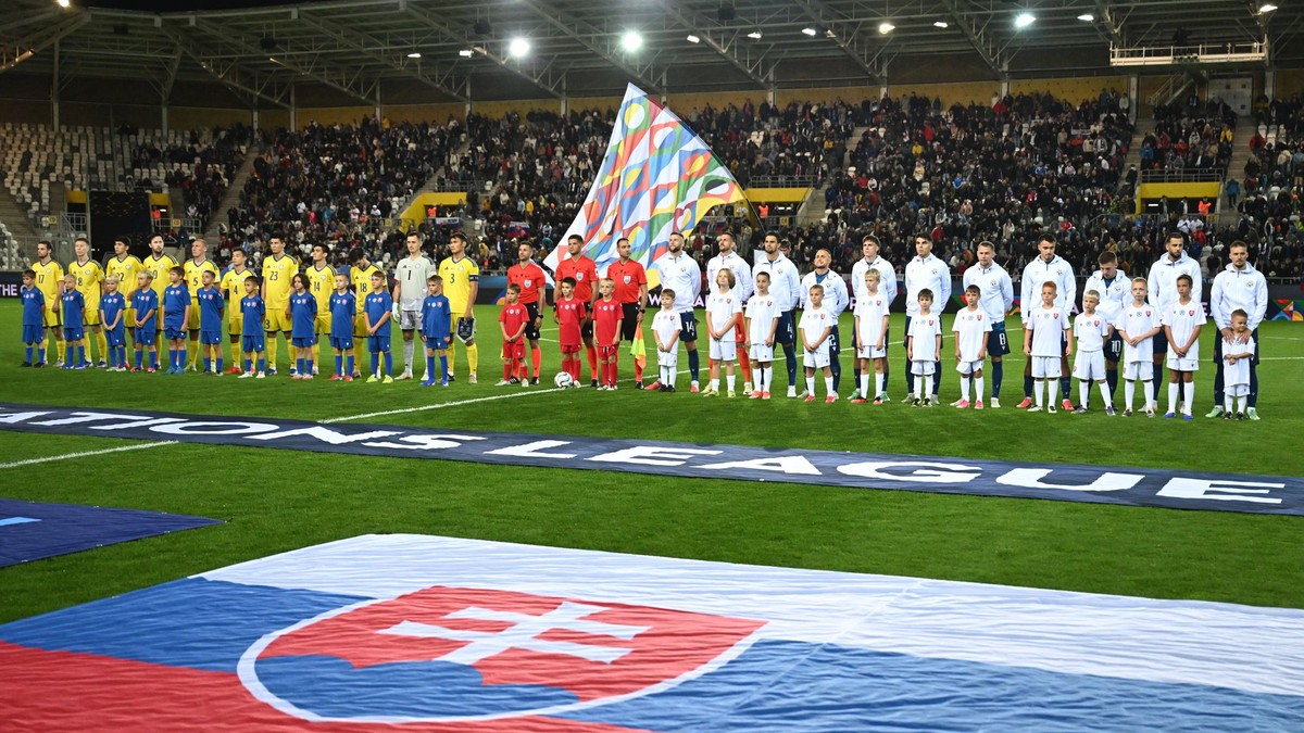 Vpravo hráči Slovenska a vľavo Kazachstanu stoja pred duelom zápasu C-divízie Ligy národov vo futbale Slovensko - Kazachstan.