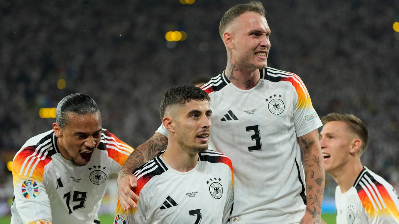 Kai Havertz (druhý zľava) sa raduje so spoluhráčmi Nemecka