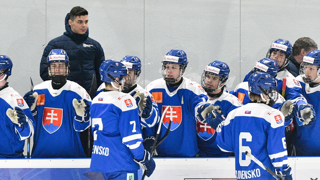 zľava hlavný tréner slovenskej hokejovej reprezentácie 18 Martin Dendis a hráči počas prípravného hokejového zápasu Slovensko 18 - Lotyšsko