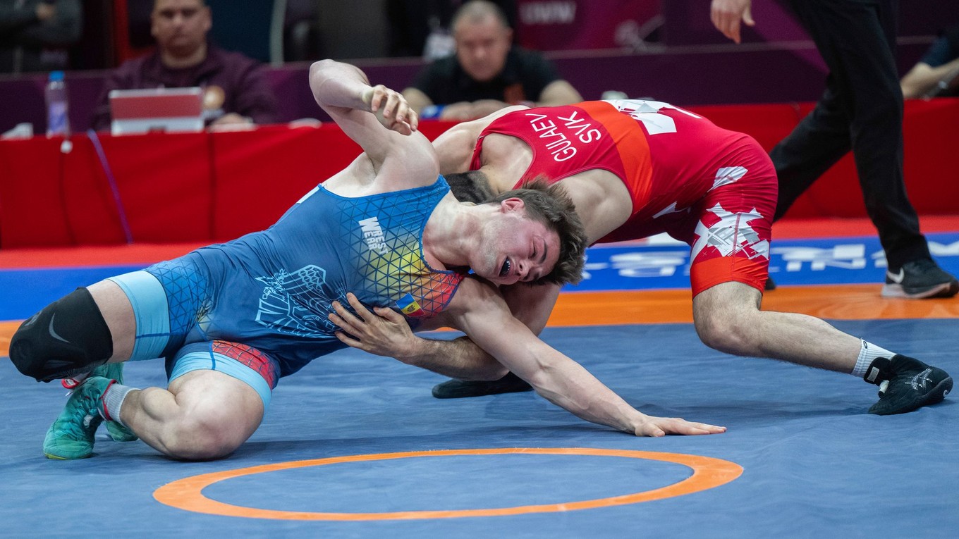 Slovenský zápasník Achsarbek Gulajev a Ion Marcu z Moldavska v zápase o bronz do 79 kg vo voľnom štýle na majstrovstvách Európy v zápasení.