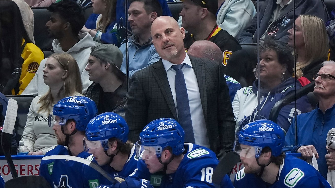 Tréner Rick Tocchet na lavičke Vancouveru Canucks.