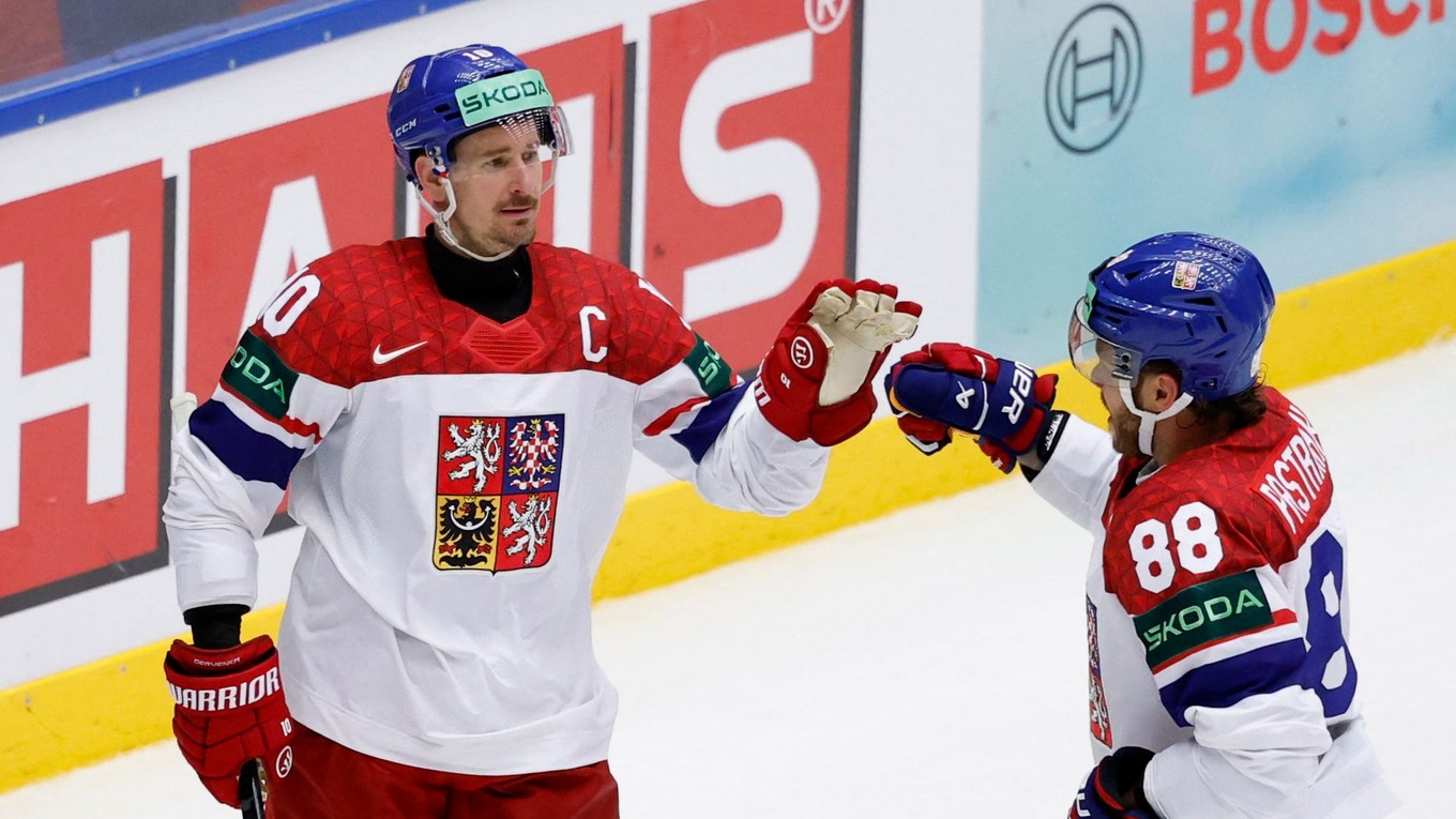 Českí hokejisti David Pastrňák a Roman Červenka sa tešia z gólu na MS 2025.