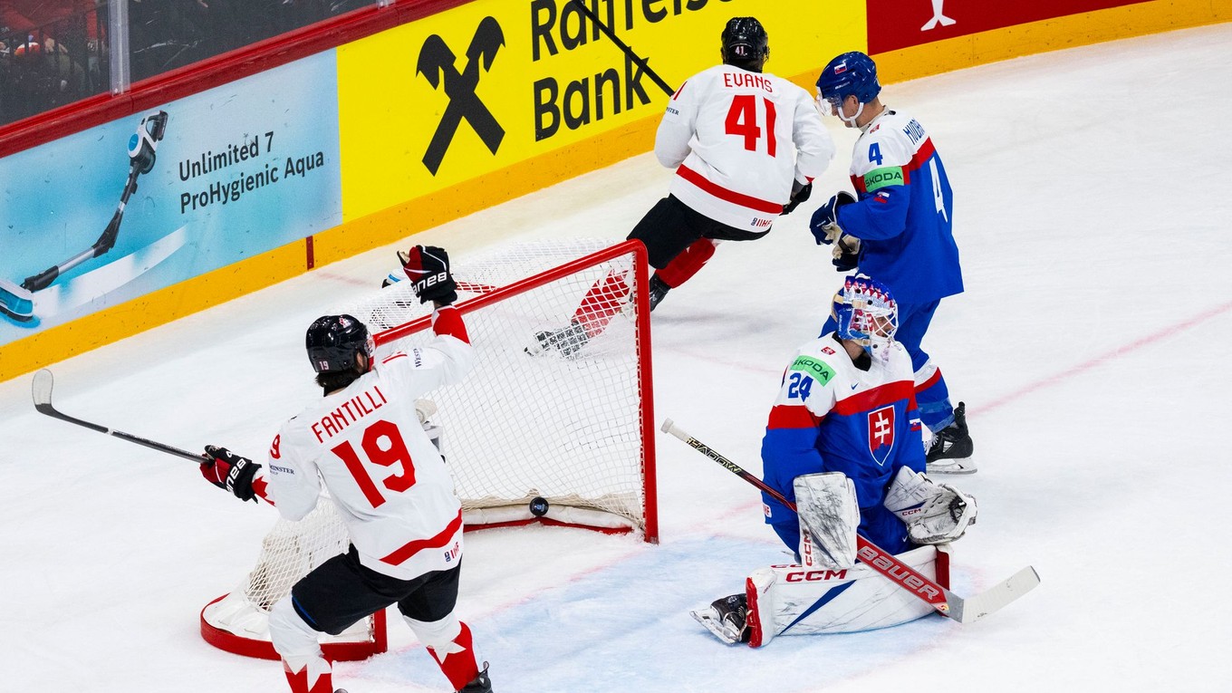 Adam Fantilli, Ryker Evans, brankár Patrik Rybár a Dávid Mudrák po góle v zápase Slovensko - Kanada v skupine A na MS v hokeji 2025.