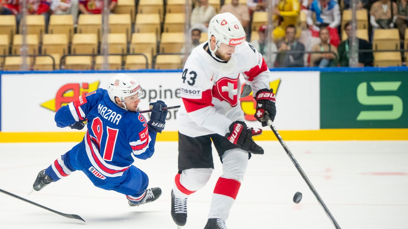 Americký hráč Frank Nazar (vľavo) bojuje o puk so Švajčiarom Andreom Glauserom v zápase B-skupiny USA - Švajčiarsko na MS 2025.