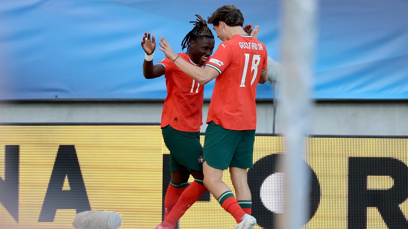 Hráči Portugalska oslavujú gól na EURO U21