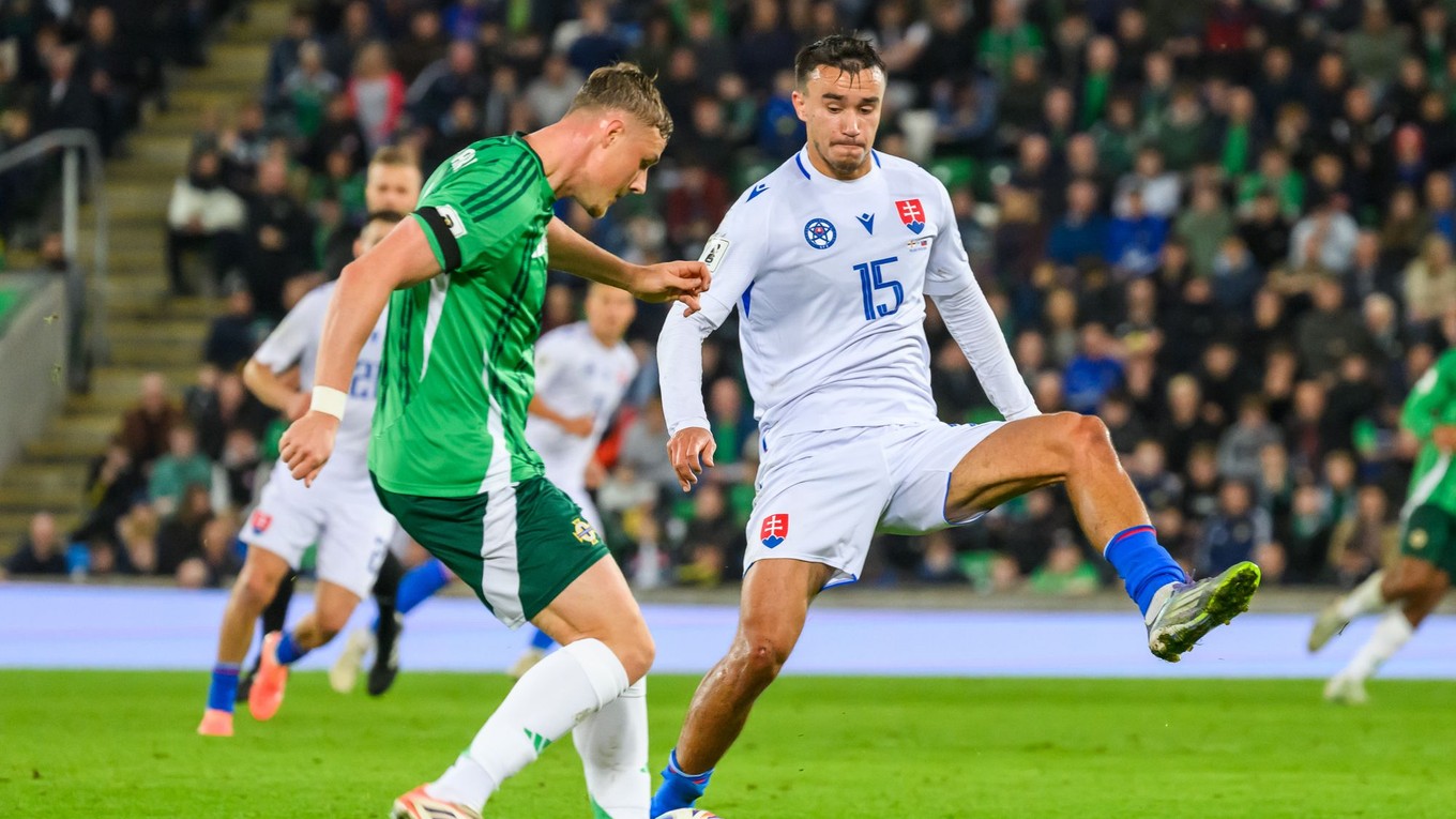 Daniel Hallard (Severné Írsko) a David Strelec (Slovensko) bojujú o loptu.