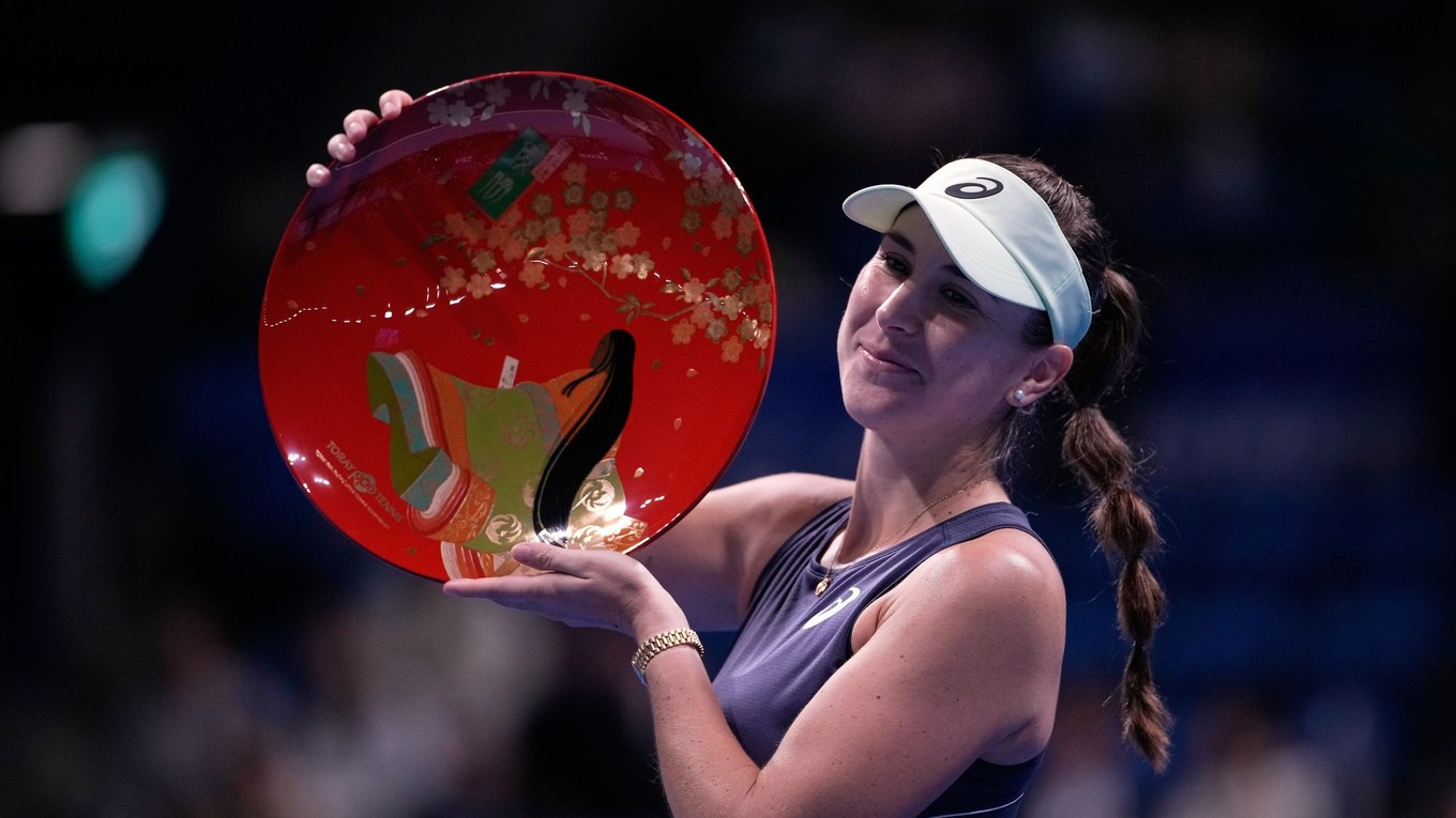 Belinda Benčičová oslavuje titul v Tokiu. 