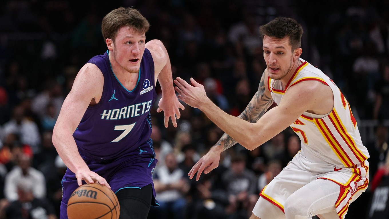 Vít Krejčí (vpravo) v dresy Atlanty Hawks.