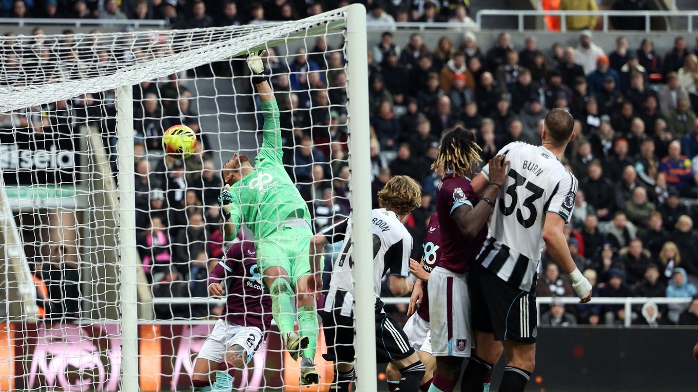 Slovenský brankár Martin Dúbravka inkasuje gól z rohu v zápase Newcastle - Burnley.