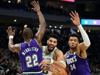 Hráč Bostonu Jayson Tatum v súboji s Khrisom Middletonom a Giannisom Antetokunmpom.