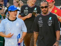 Lewis Hamilton a Júki Cunoda. 