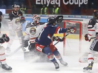 Situácia pred bránou Banskej Bystrice počas zápasu HKM Zvolen - HC MONACObet Banská Bystrica.