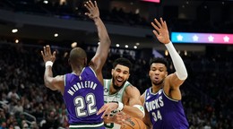 Hráč Bostonu Jayson Tatum v súboji s Khrisom Middletonom a Giannisom Antetokunmpom.