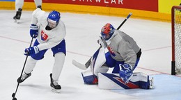 Marek Hrivík a brankár Matej Tomek počas tréningu v Prahe pred štvrťfinále Slovensko - Kanada na MS v hokeji 2024.