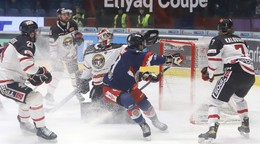 Situácia pred bránou Banskej Bystrice počas zápasu HKM Zvolen - HC MONACObet Banská Bystrica.