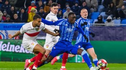 Idjessi Metsoko (Slovan) dáva gól a Josha Vagnaman (Stuttgart) v zápase 7. kola ligovej fázy Ligy majstrov vo futbale ŠK Slovan Bratislava - VfB Stuttgart.