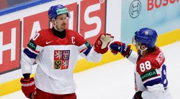 Českí hokejisti David Pastrňák a Roman Červenka sa tešia z gólu na MS 2025.