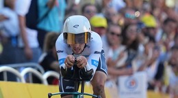 Kevin Vauquelin počas úvodnej časovky na Tour de France 2025.