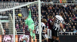Slovenský brankár Martin Dúbravka inkasuje gól z rohu v zápase Newcastle - Burnley.