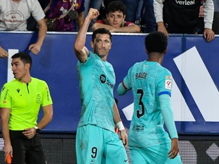 Robert Lewandowski sa teší po strelenom góle v drese FC Barcelona.