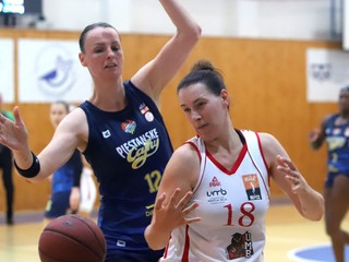 Anna Jurčenková (vľavo) a Martina Krajčírová v zápase UMB Banská Bystrica - Piešťanské Čajky.