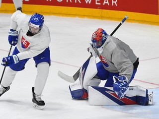 Marek Hrivík a brankár Matej Tomek počas tréningu v Prahe pred štvrťfinále Slovensko - Kanada na MS v hokeji 2024.