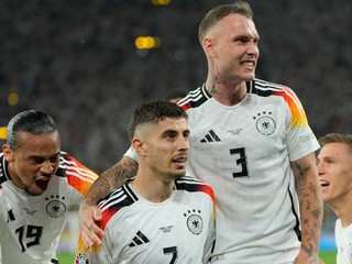 Kai Havertz (druhý zľava) sa raduje so spoluhráčmi Nemecka