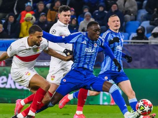 Idjessi Metsoko (Slovan) dáva gól a Josha Vagnaman (Stuttgart) v zápase 7. kola ligovej fázy Ligy majstrov vo futbale ŠK Slovan Bratislava - VfB Stuttgart.
