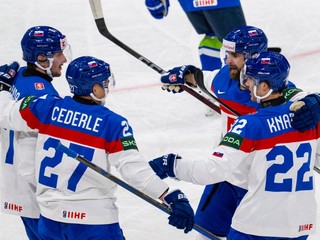 Sebastián Čederle (druhý zľava) a Samuel Kňažko (druhý sprava) sa radujú so spoluhráčmi z gólu v zápase základnej A- skupiny Slovensko - Slovinsko na MS v hokeji 2025. 
