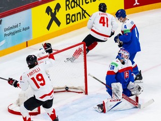 Adam Fantilli, Ryker Evans, brankár Patrik Rybár a Dávid Mudrák po góle v zápase Slovensko - Kanada v skupine A na MS v hokeji 2025.