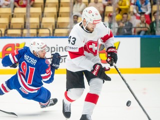Americký hráč Frank Nazar (vľavo) bojuje o puk so Švajčiarom Andreom Glauserom v zápase B-skupiny USA - Švajčiarsko na MS 2025.
