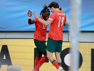 Hráči Portugalska oslavujú gól na EURO U21
