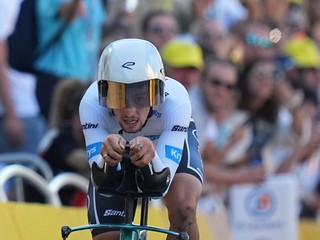 Kevin Vauquelin počas úvodnej časovky na Tour de France 2025.